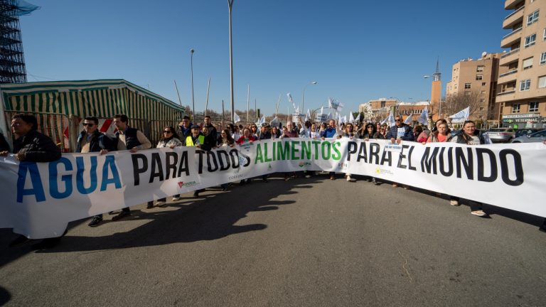 Miles de agricultores españoles protestan en Sevilla por la sequía