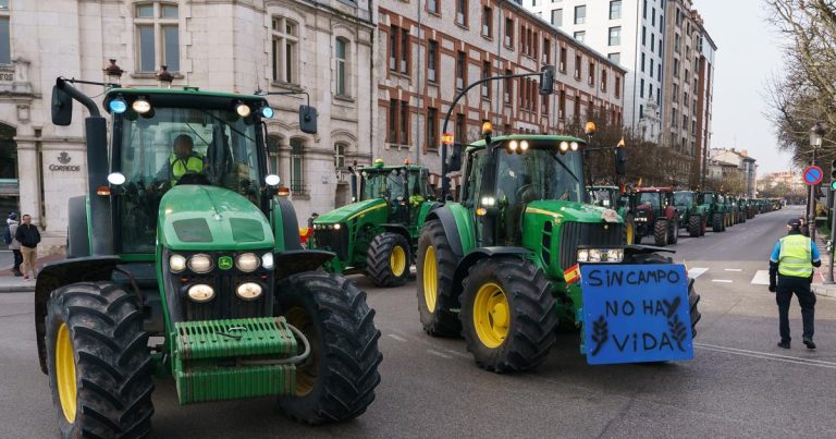 Miles de agricultores se manifiestan sobre tractores en toda España