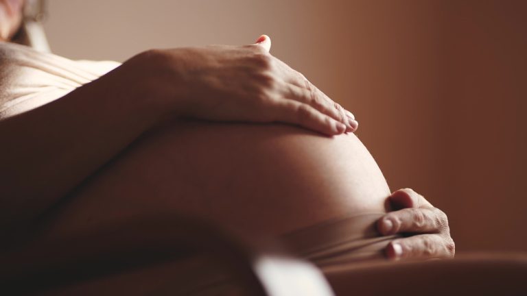 Mujer embarazada muere tras negarle la cesárea en España