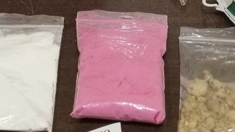 Un niño de 14 años muere tras beber una bebida energética con cocaína rosa