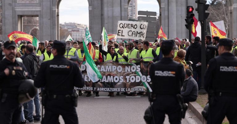 Varios cientos de agricultores españoles convergen en tractores hacia Madrid
