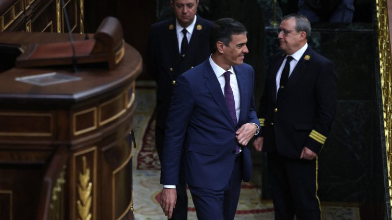 El Congreso español aprueba la ley de amnistía.  Tuvo 178 votos a favor