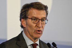 España.  Líder opositor pide renuncia a ministro por criticar a Milei