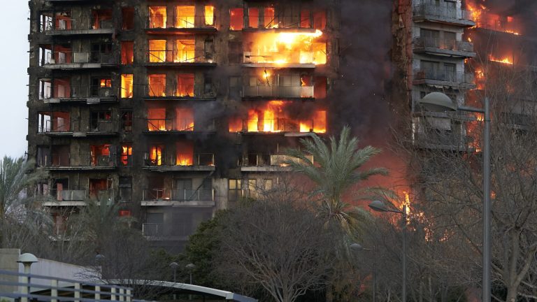 Víctimas del incendio de Valencia presentan denuncia contra empresa constructora