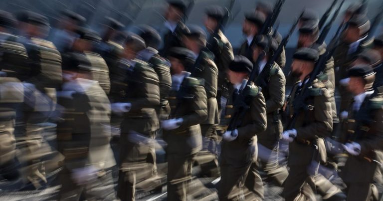 Ley trans en España: los soldados cambian de género… para aumentar su salario