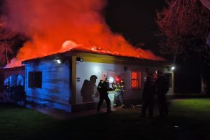 Los bomberos combaten durante 3 horas un incendio en una casa en España