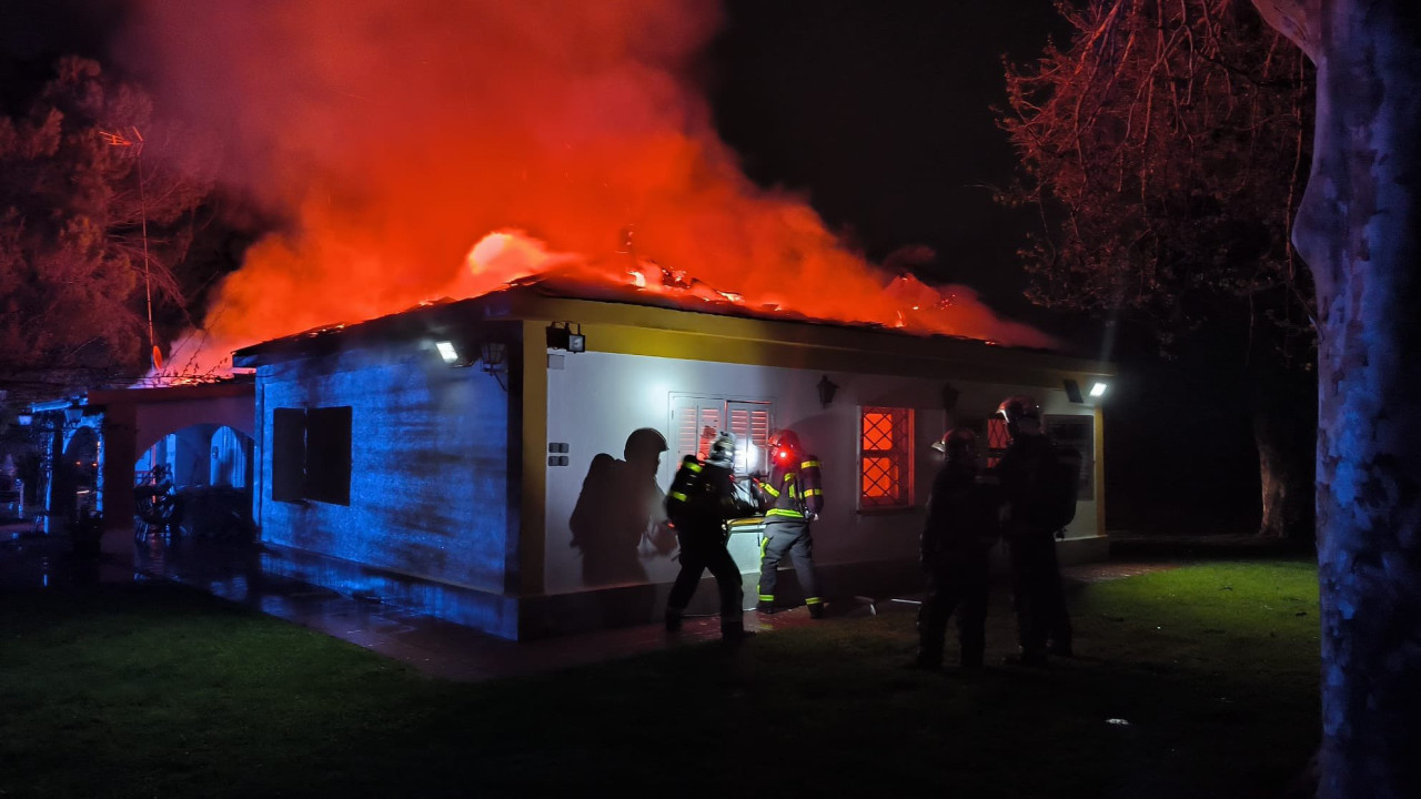 Los bomberos combaten durante 3 horas un incendio en una casa en España