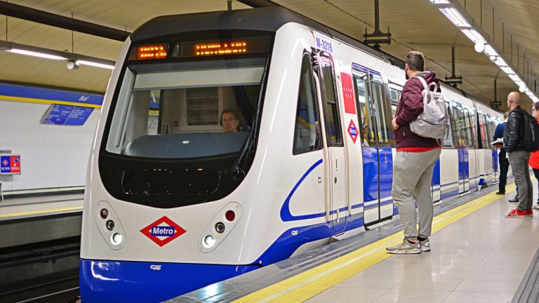 Muere un joven de 19 años al caer entre andén y metro en Madrid