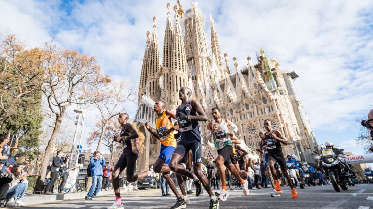 Muere un participante del maratón de Barcelona tras cruzar la meta