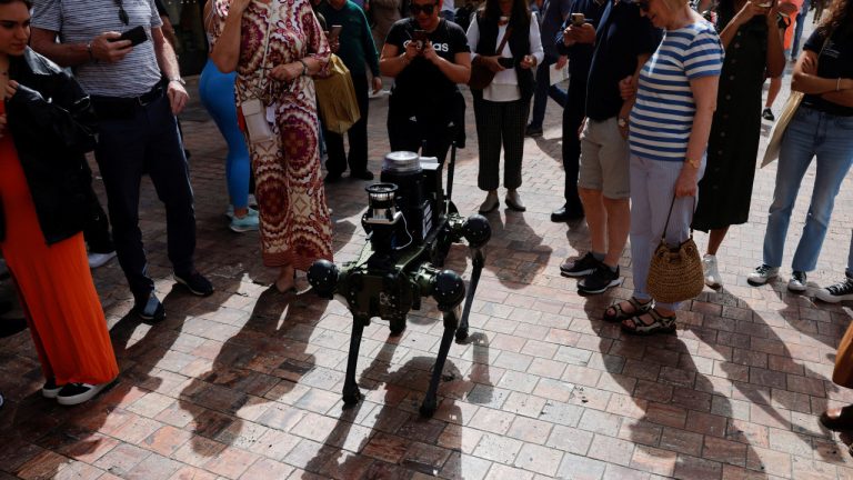 No ladra, pero puede hablar.  Málaga prueba un perro robot para patrullar las calles