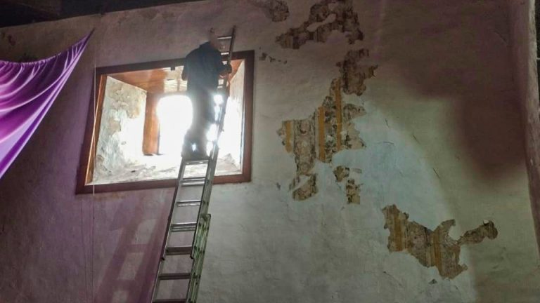 Sacerdote ejecuta obras y pinta frescos que tienen 300 años de historia