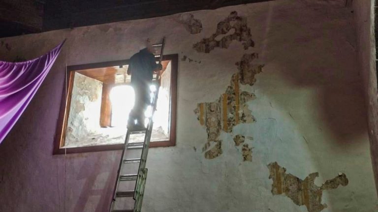 Un sacerdote ordenó pintar frescos de más de 300 años (pero desde entonces se disculpó)
