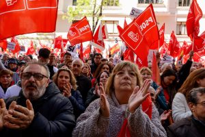 El PSOE denuncia «guerra sucia» contra Sánchez.  Los españoles salen a la calle en apoyo