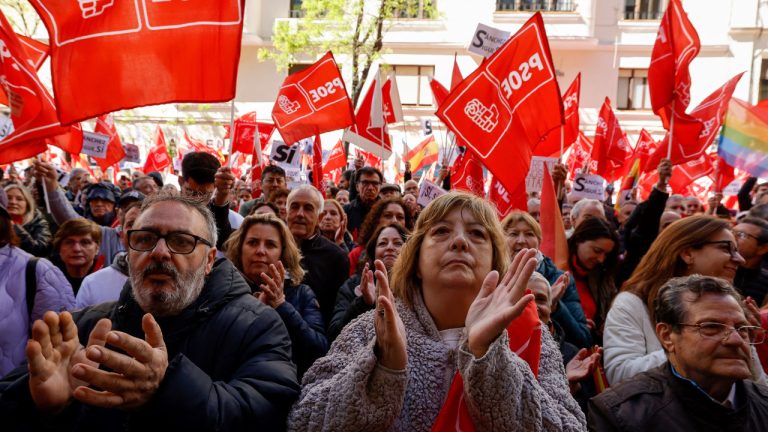 El PSOE denuncia «guerra sucia» contra Sánchez.  Los españoles salen a la calle en apoyo