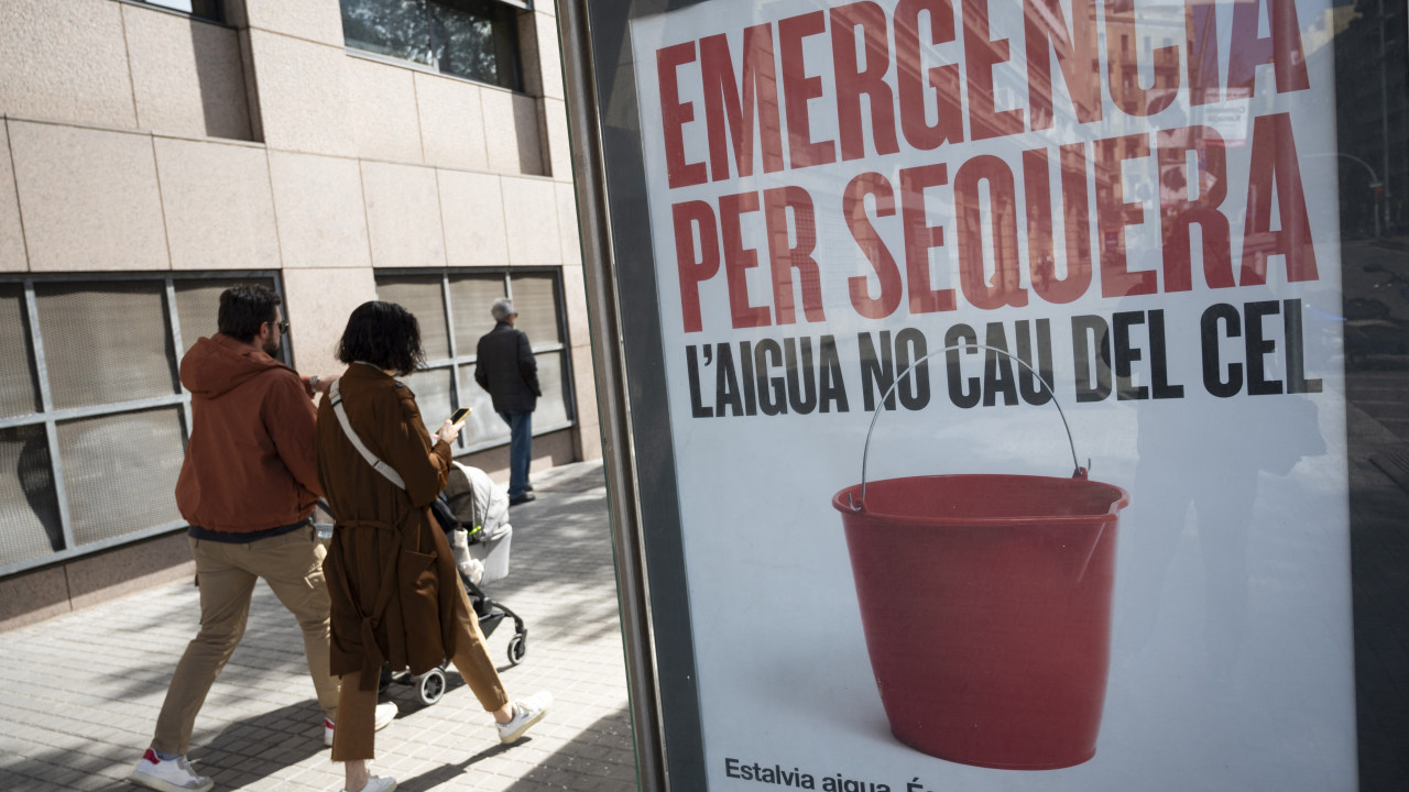"Emergencia".  Cataluña podrá restringir el uso del agua a los turistas