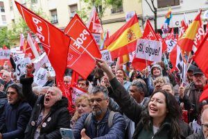 “Este país os necesita”: partidarios del presidente del Gobierno, Pedro Sánchez, se reúnen en las calles de Madrid
