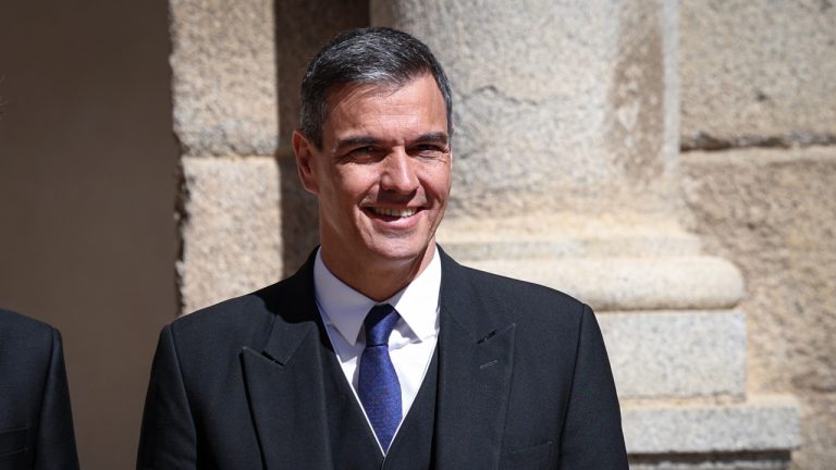La amenaza de destitución de Sánchez marca el inicio de su campaña en Cataluña