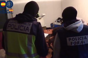 La policía española detiene a 25 pandilleros en Navarra.  diez son mas pequeños
