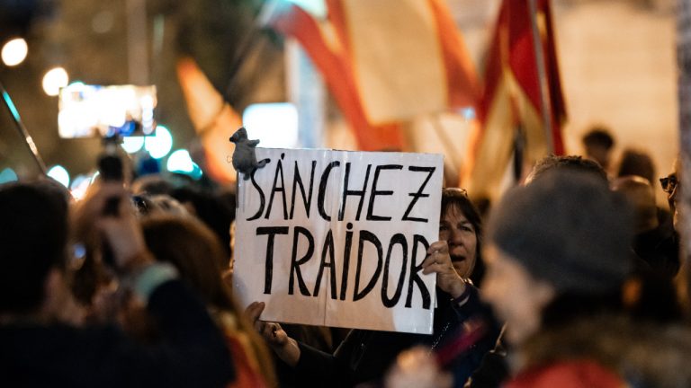 Madrid dividida entre manifestaciones.  Uno a favor de Sánchez, uno en contra