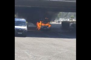 Un camión sin conductor circula por la carretera de Madrid en llamas