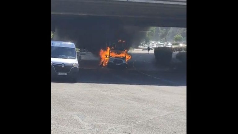 Un camión sin conductor circula por la carretera de Madrid en llamas