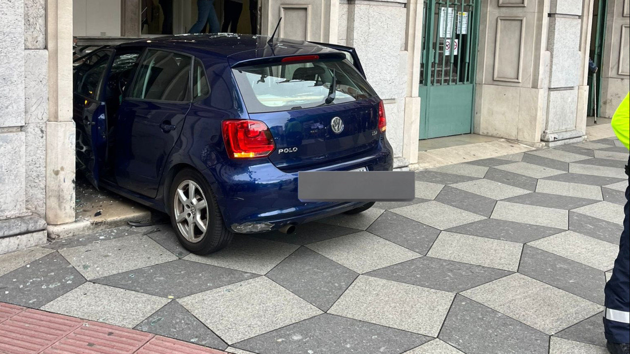 Un coche se estrella contra la fachada de la Seguridad Social en España