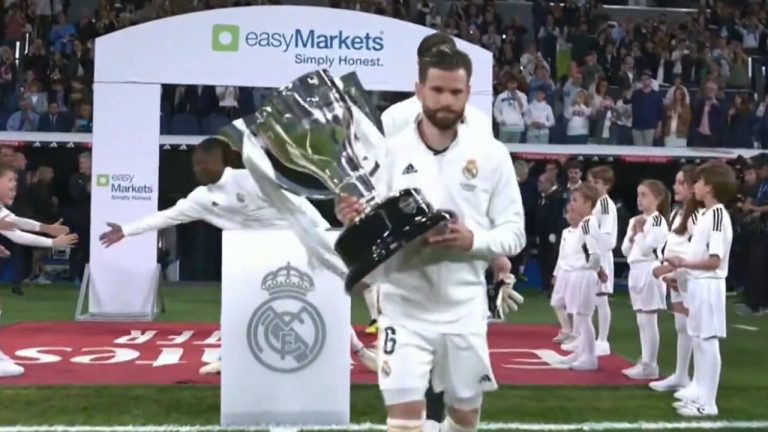 El Real Madrid recibe el trofeo de campeón de España con guardia de honor