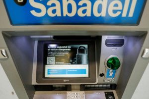 España: El banco BBVA anuncia una opa hostil sobre su competidor Sabadell
