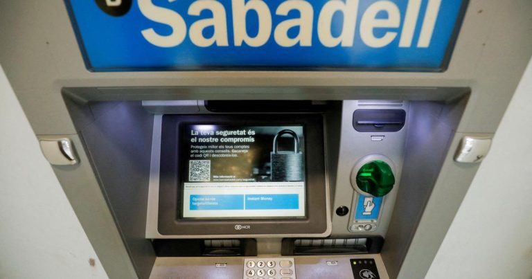 España: El banco BBVA anuncia una opa hostil sobre su competidor Sabadell
