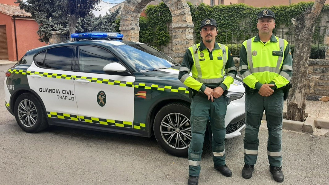 Los guardias ayudan a salvar a un hombre que se desmayó tras asfixiarse en España