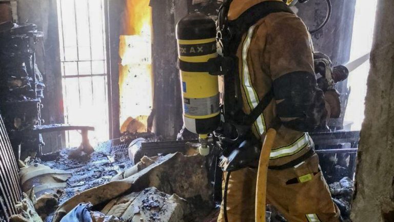 Mueren un hombre y un perro en un incendio en una casa de Alicante