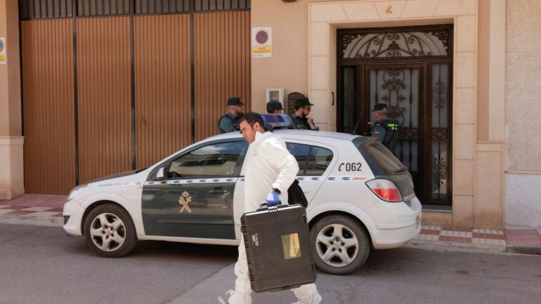 Padre de niños asesinados por su abuelo en España hospitalizado y sedado