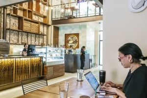 Restaurantes y cafeterías de Valencia prohíben el teletrabajo en horas punta