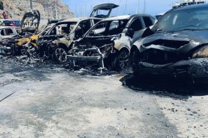 Un incendio en España consume 34 coches y destruye por completo 17