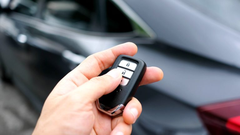 Utiliza dispositivo para evitar que los coches se cierren… y roba 10 en una tarde