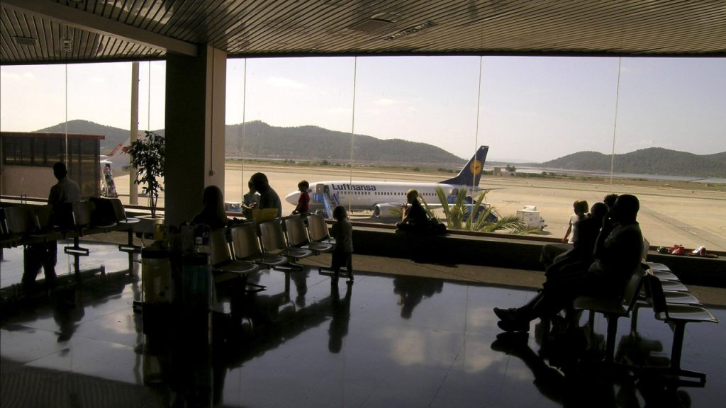 Amenaza de bomba en un avión cerró el aeropuerto de Ibiza. hombre detenido