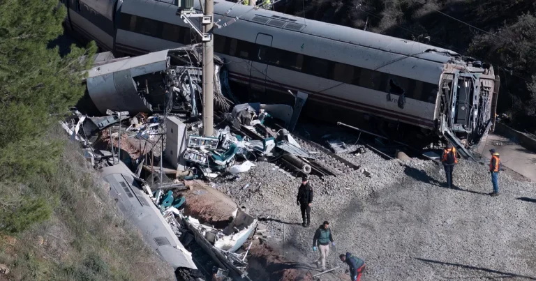 Colisión de dos trenes en España: la vía se rompió el día antes del accidente, según medios españoles
