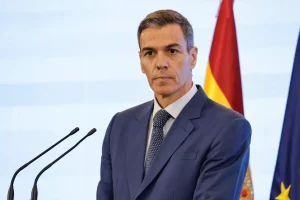 España lanza un plan de regularización de inmigrantes indocumentados que podría beneficiar a «casi medio millón de personas», anuncia Pedro Sánchez