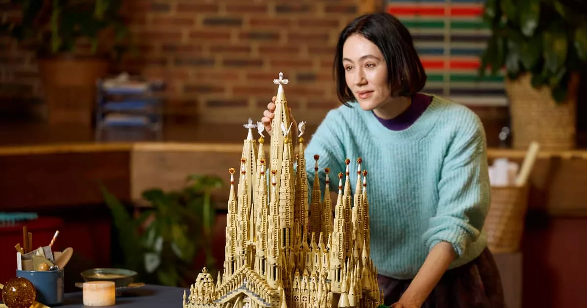 12.000 piezas, seis torres... Lego presenta la réplica de la Sagrada Familia, el conjunto más grande de su historia