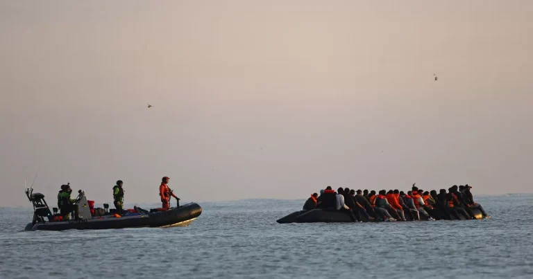 710 inmigrantes cruzaron el Canal de la Mancha el lunes: un récord desde principios de año