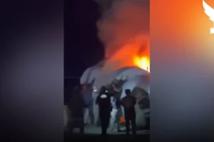 Avión se estrella en una carretera de Texas y los automovilistas se ven obligados a intervenir para salvar a los pasajeros