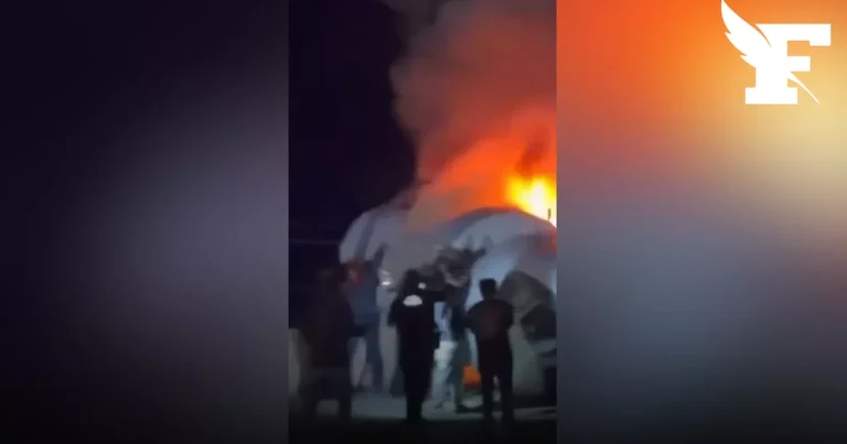 Avión se estrella en una carretera de Texas y los automovilistas se ven obligados a intervenir para salvar a los pasajeros
