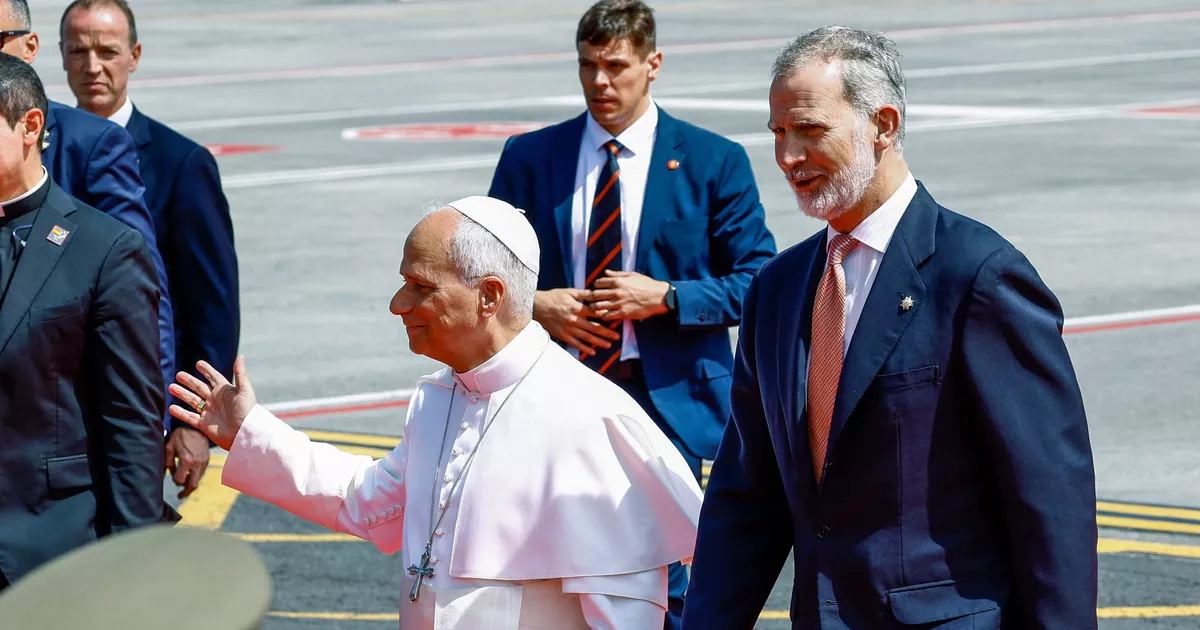 El Papa León XIV despega tarde de Canarias por una avería en su avión, un nuevo avión cedido por el Rey de España