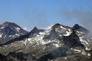 Pirineo: la cruz del pico Aneto resurge durante una operación de rescate, dos meses después de ser vandalizada