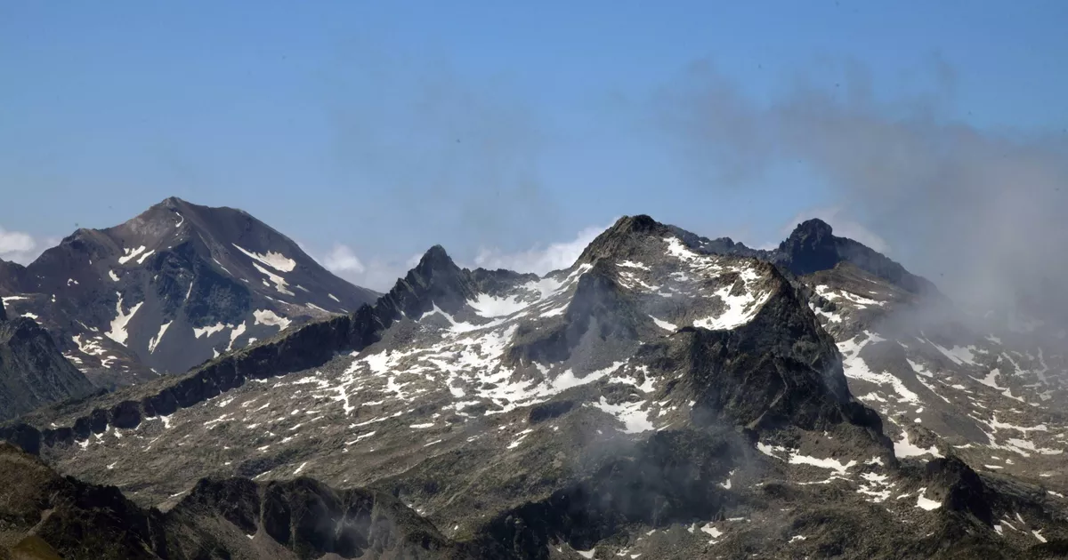 Pirineo: la cruz del pico Aneto resurge durante una operación de rescate, dos meses después de ser vandalizada