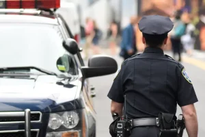 Un hombre armado abre fuego en la ceremonia de graduación de una escuela secundaria de California, un adolescente muere y tres resultan heridos