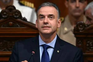 Uruguay: el presidente de izquierda, Yamandu Orsi, se disculpa por haberse beneficiado de un descuento de 21.000 euros en la compra de un 4×4 de alta gama