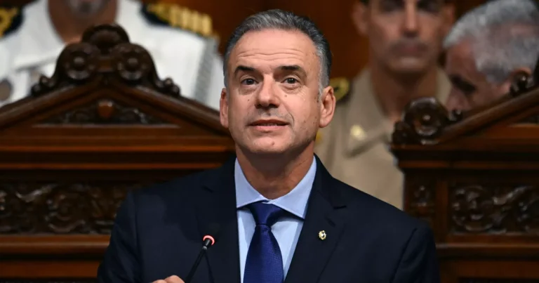 Uruguay: el presidente de izquierda, Yamandu Orsi, se disculpa por haberse beneficiado de un descuento de 21.000 euros en la compra de un 4×4 de alta gama