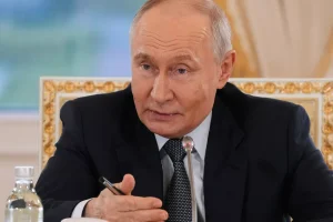 Vladimir Putin dice que Rusia necesita «mejorar» su defensa aérea y planea ampliar el uso del misil Orechnik
