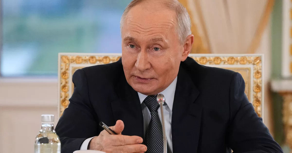 Vladimir Putin dice que Rusia necesita "mejorar" su defensa aérea y planea ampliar el uso del misil Orechnik